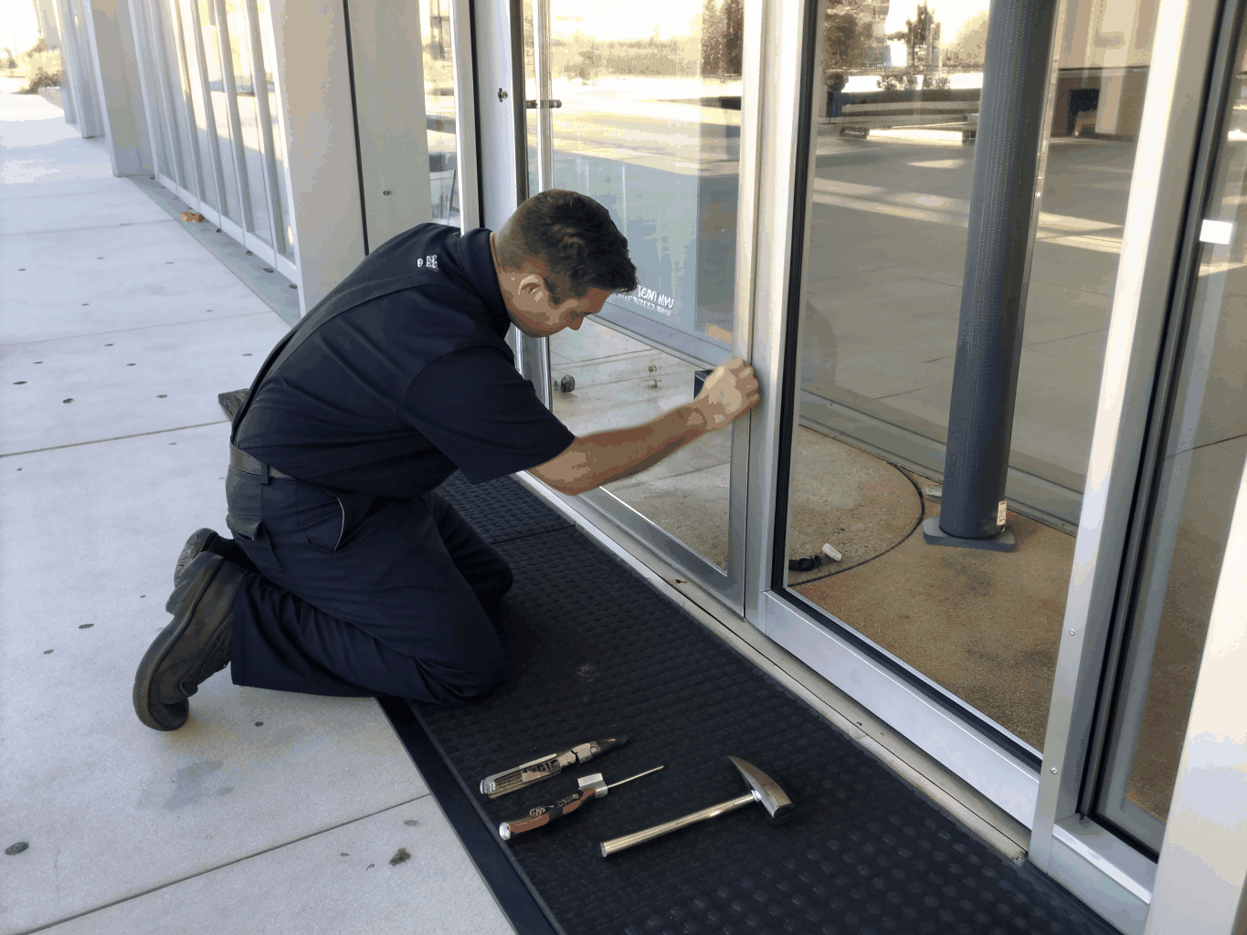 Technicien professionnel réparant une porte patio