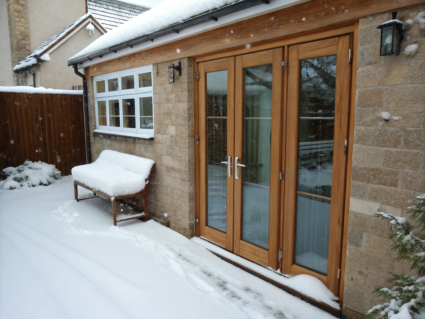 Technicien appliquant une protection hivernale sur une porte patio